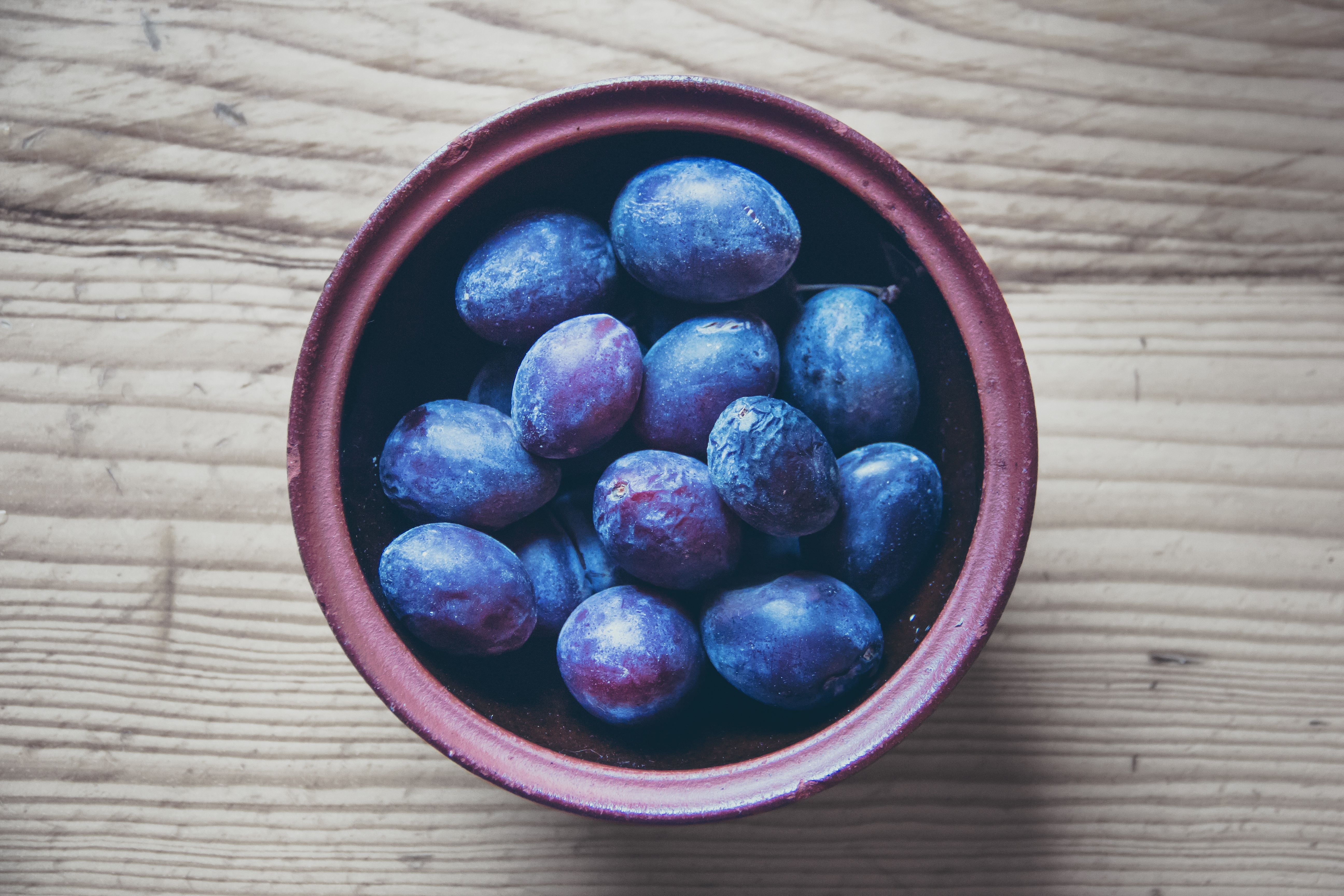 Free photo A bowl of plums