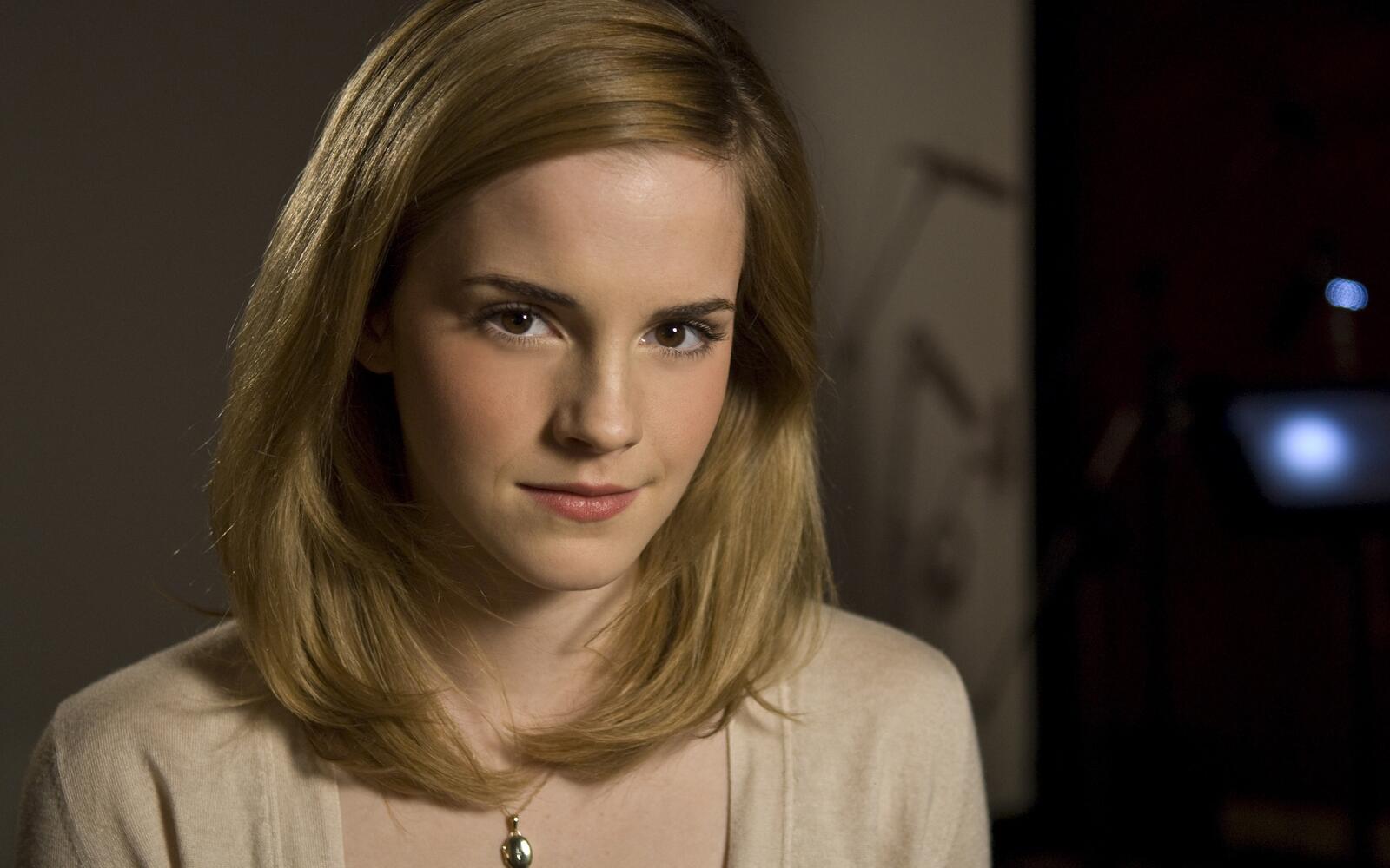 Wallpapers looking at viewer Emma Watson hairstyle on the desktop