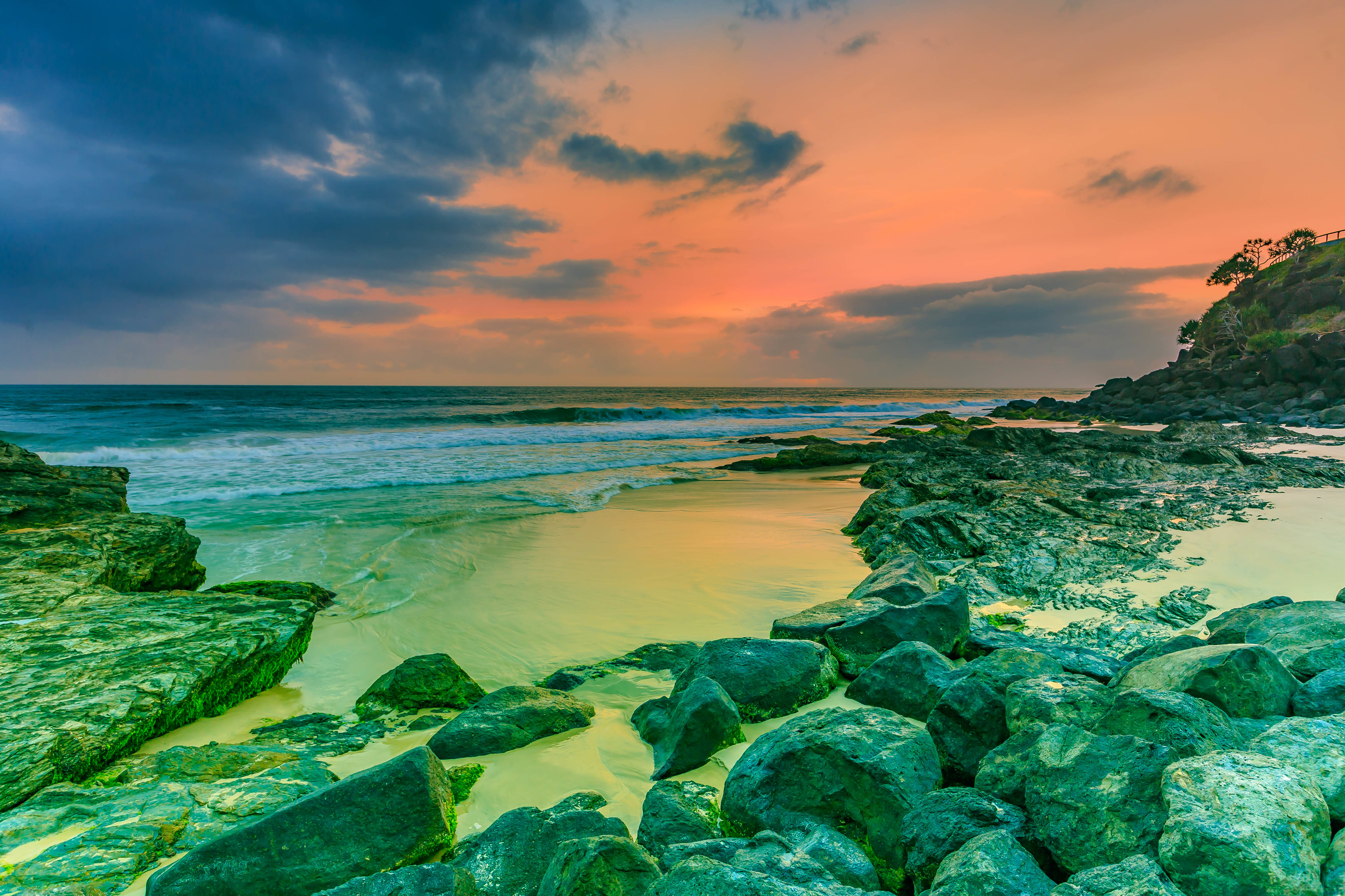 免费照片傍晚的海岸与大岩石
