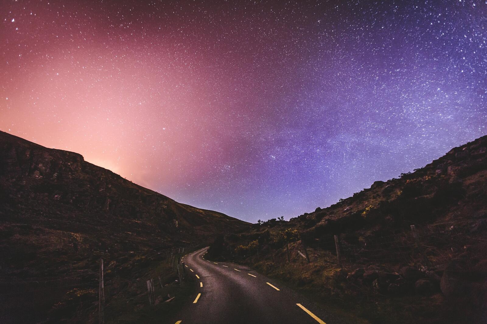 Бесплатное фото Звездное небо над велосипедной дорожкой в горах