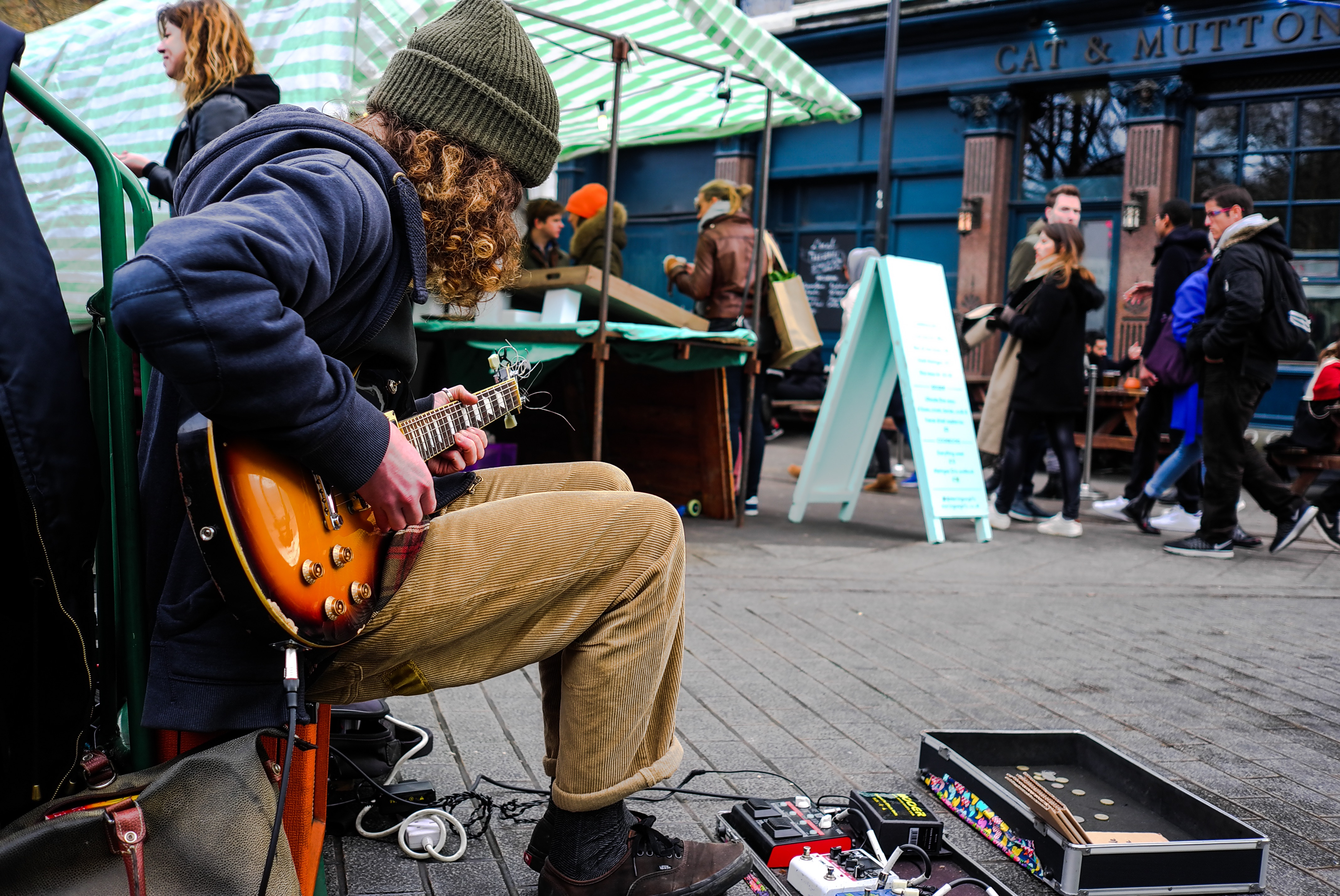 Музыка сиди качество. Музыканты на улице. Уличные музыканты. Уличный гитарист. Уличный музыкант на гитаре.