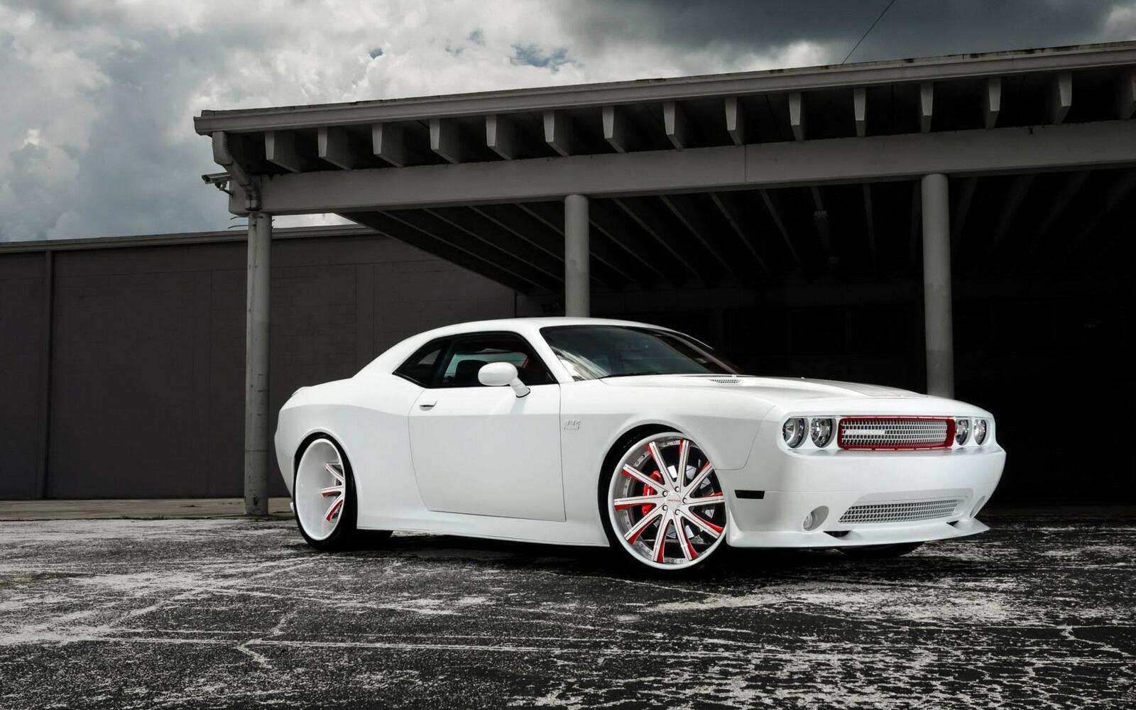 Бесплатное фото Dodge Challenger в белом цвете