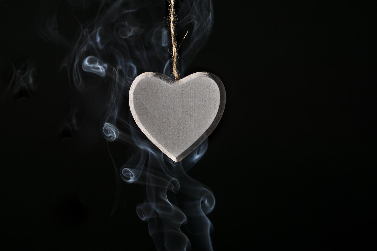 Бесплатное фото Медальон сердечко в дыму