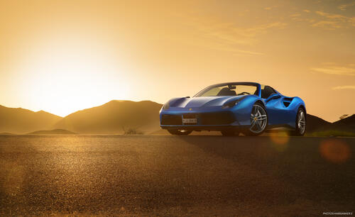 Синяя Ferrari 488 на закате