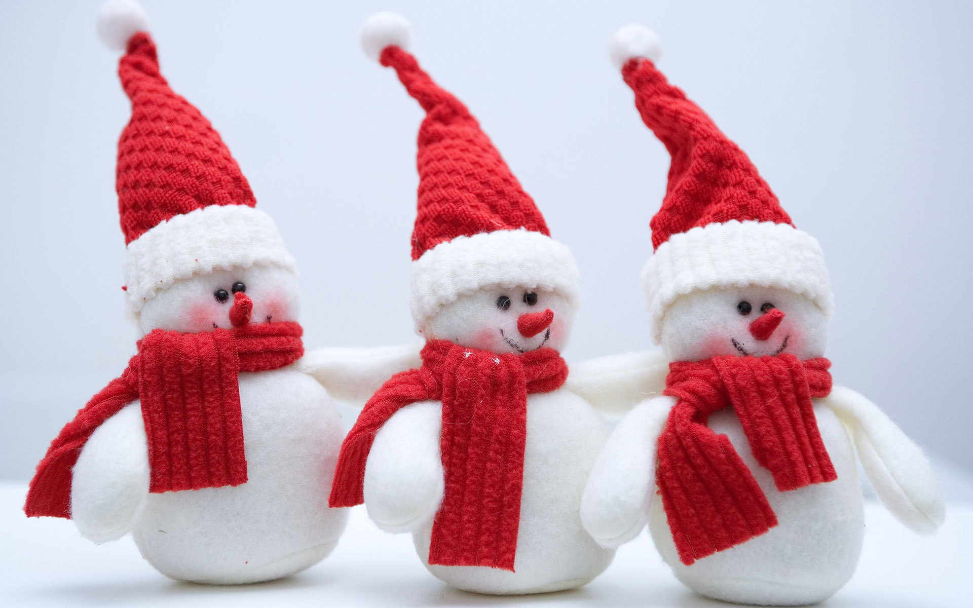 Фото бесплатно снеговик, новогодняя шапка, новогодняя игрушка