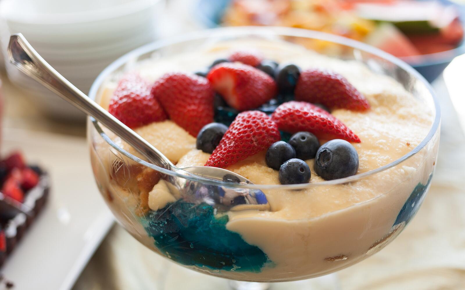 Free photo Yogurt with fresh berries