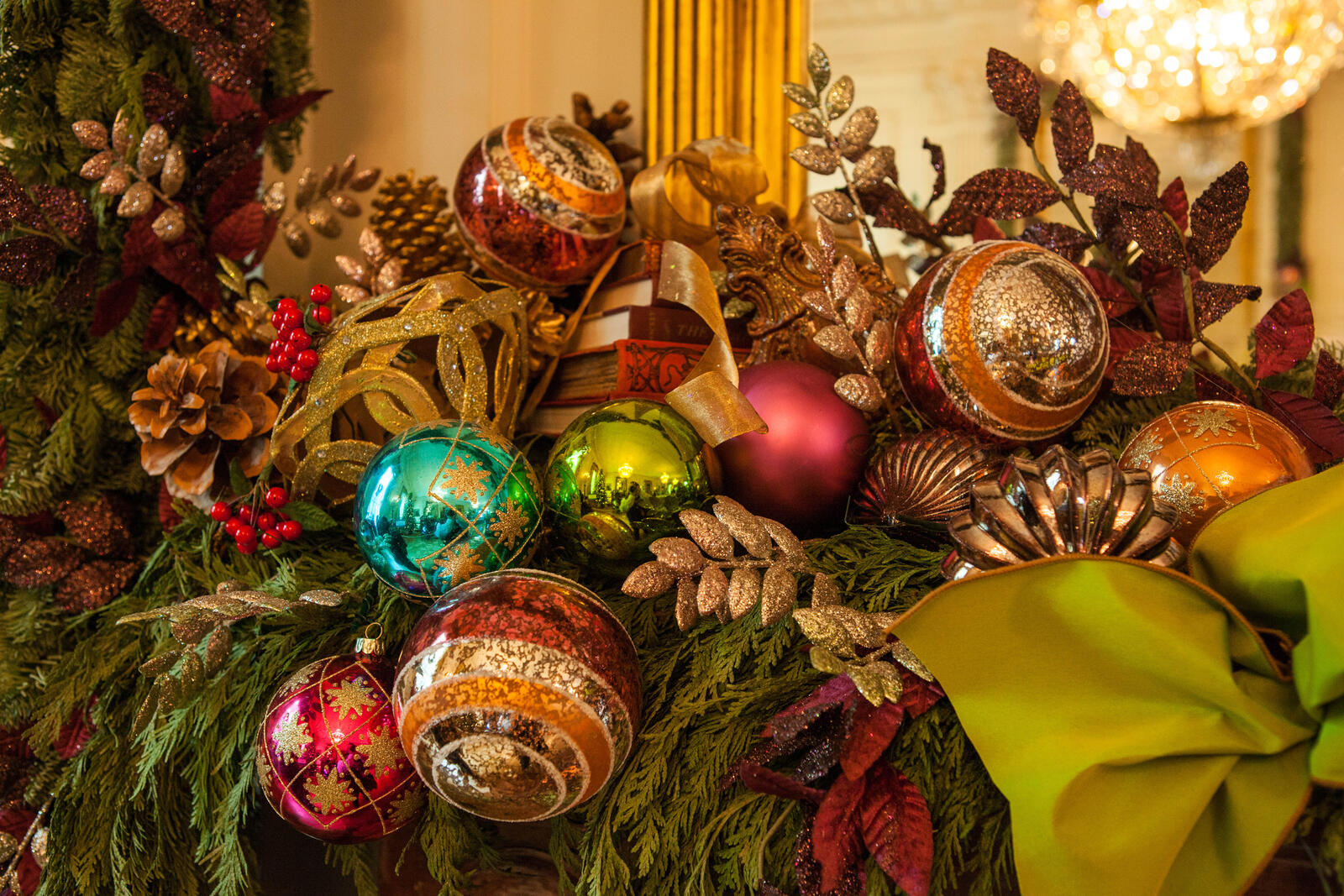 Обои атмосфера праздника рождественские шары новогодние игрушки на рабочий стол