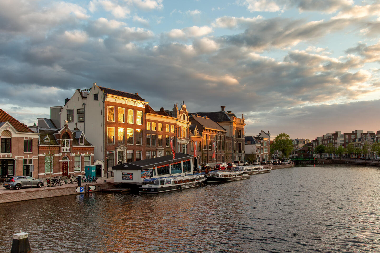 Обои города Нидерланды речной катер на рабочий стол