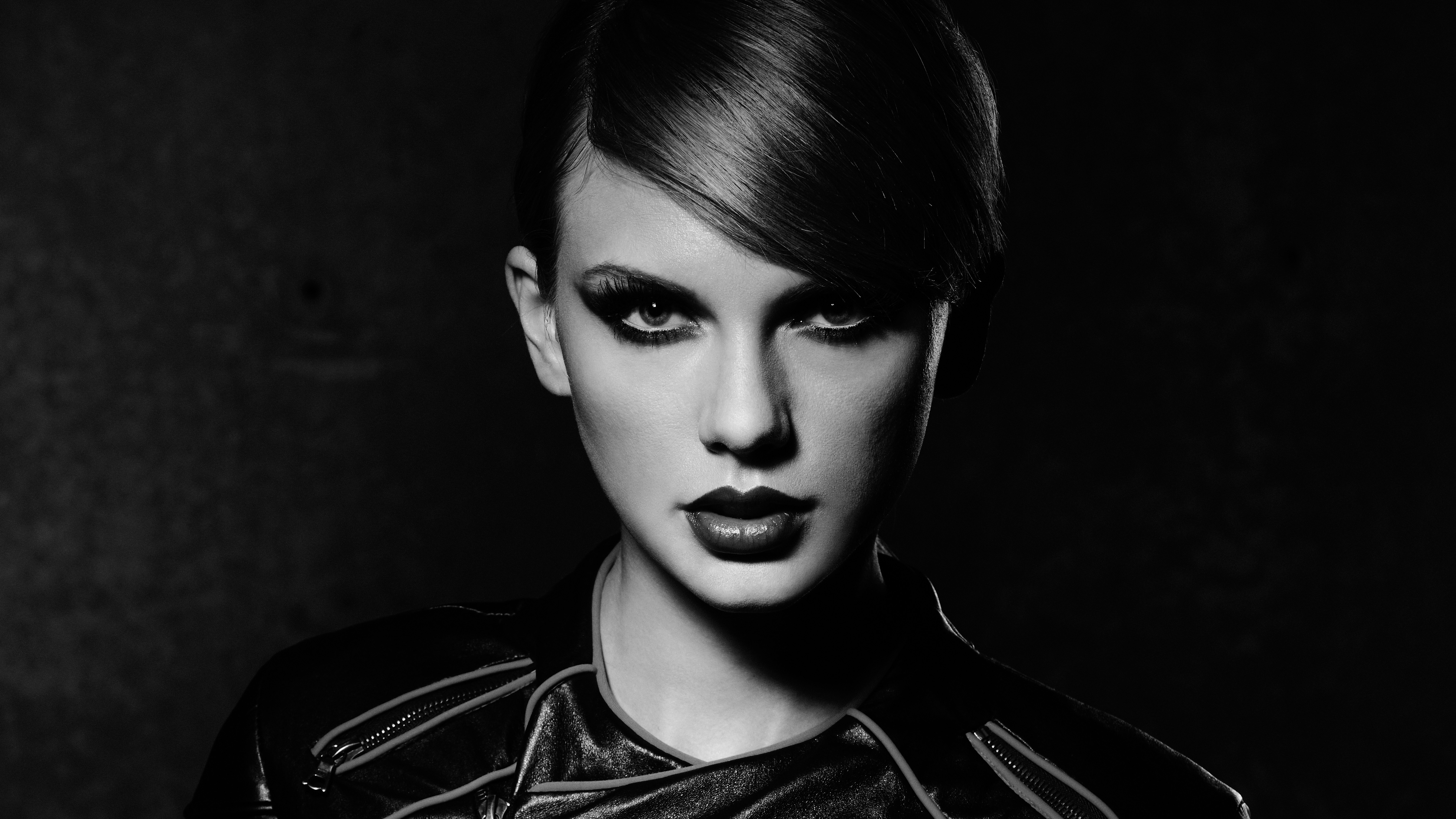 Wallpapers Taylor Swift monochrome face portrait on the desktop