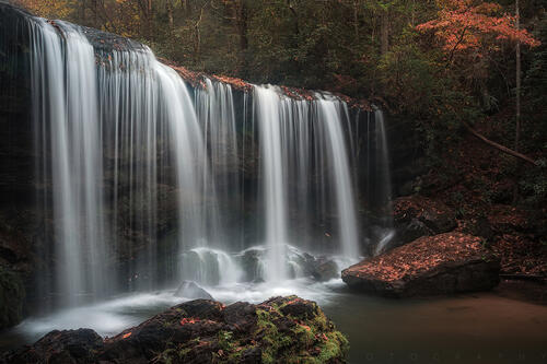Мелкий водопад в осеннем лесу