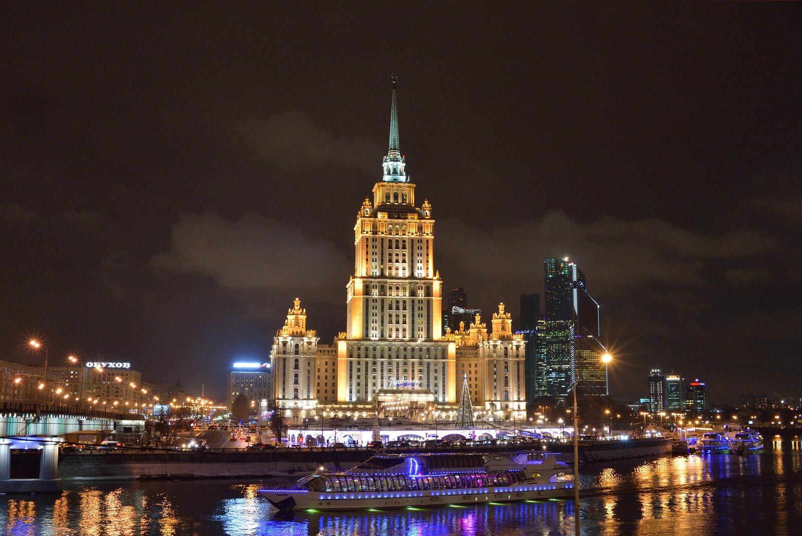 Обои город Москва The Radisson Royal Hotel на рабочий стол