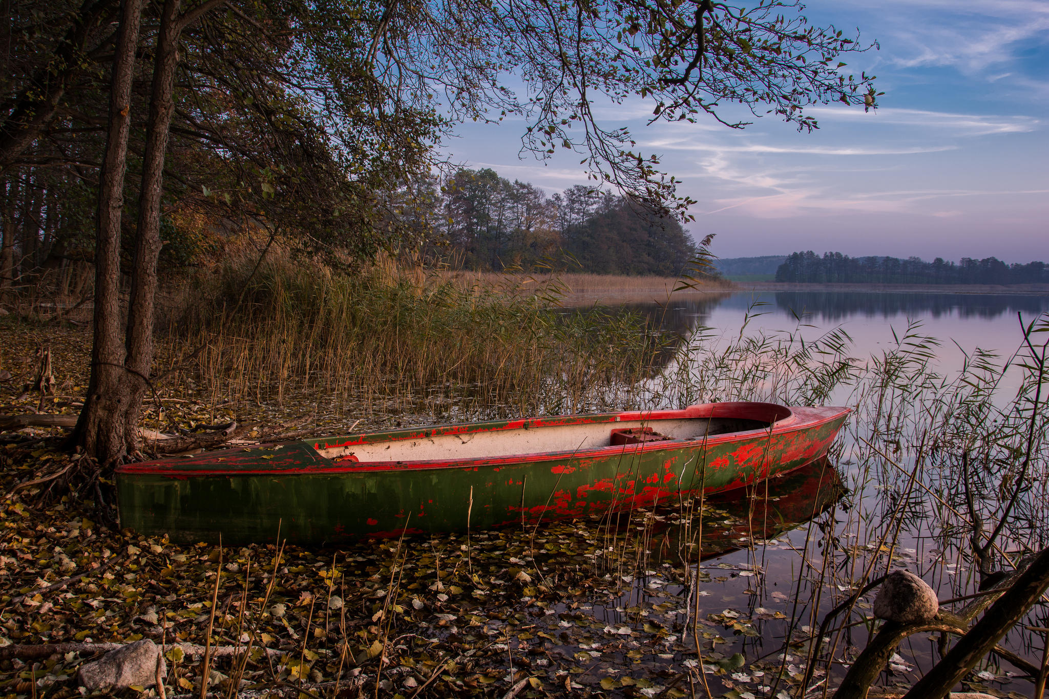Photo free landscapes, wooden boat, trees