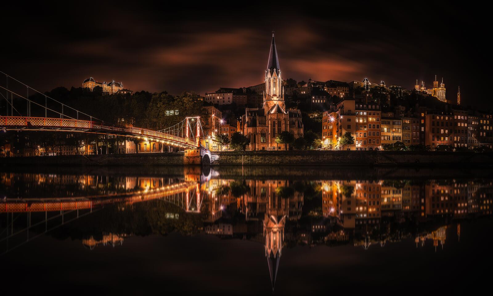 Бесплатное фото Ночной Лион отражается в реке