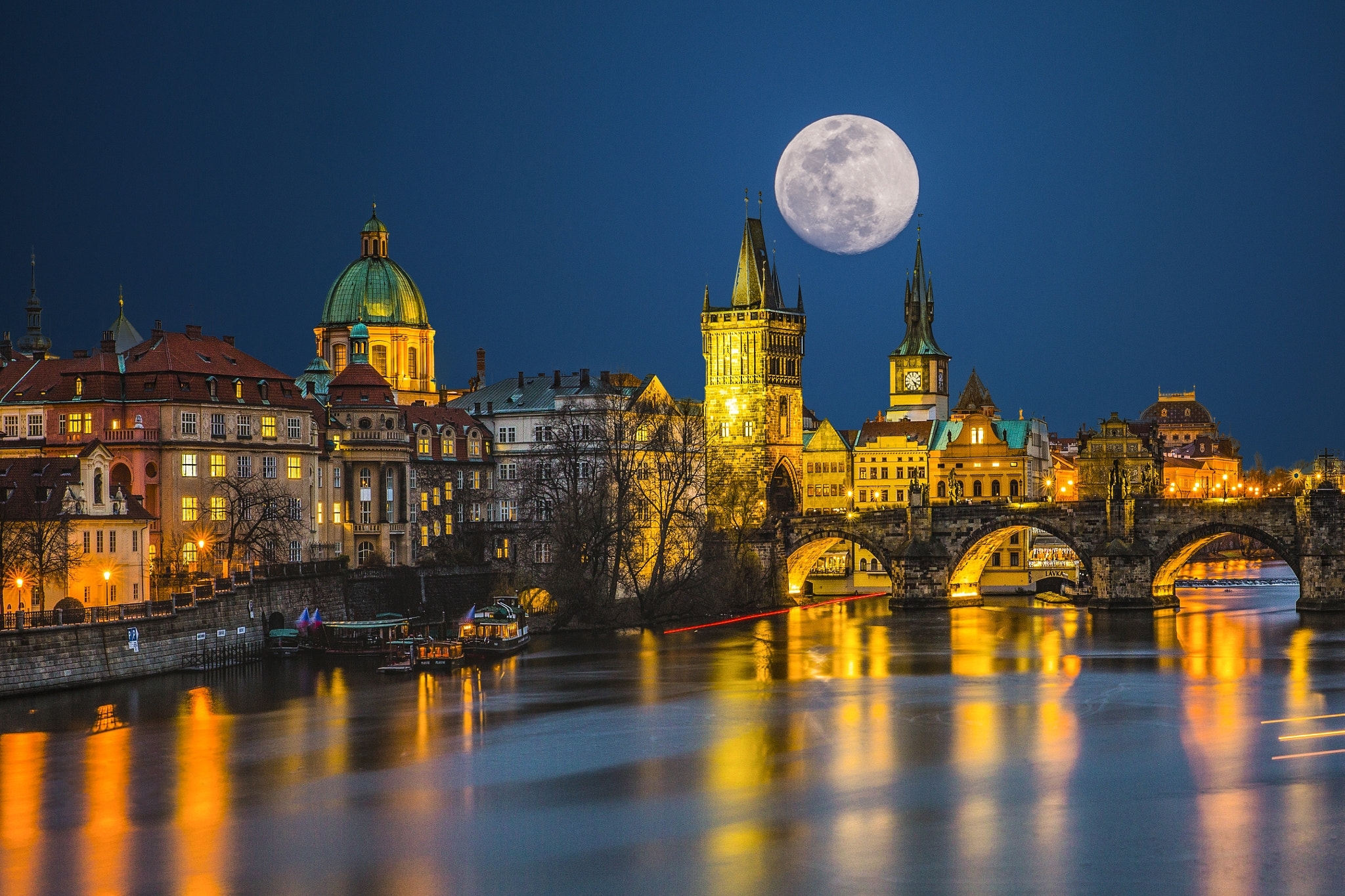 桌面上的壁纸夜城 捷克共和国 月亮