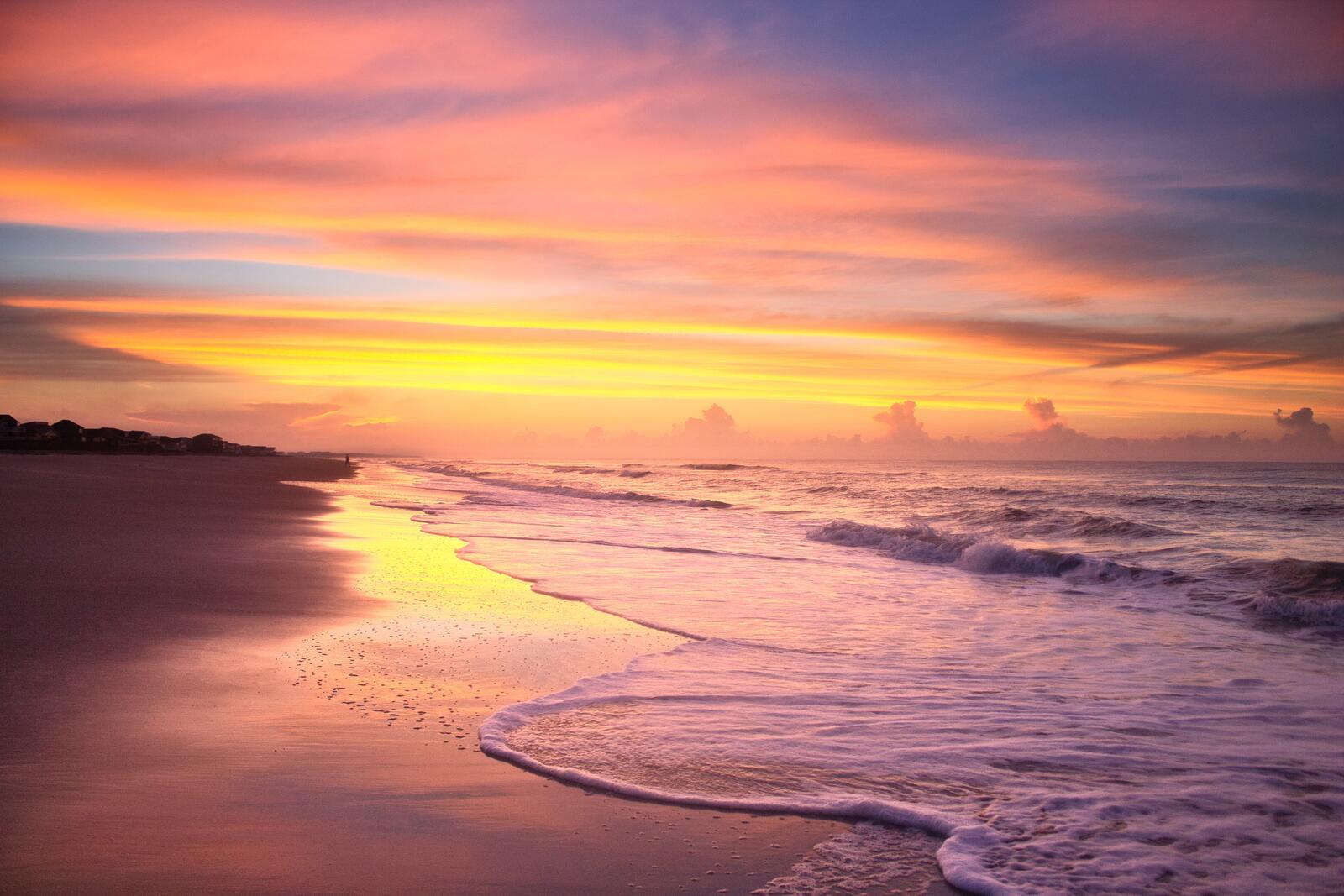 Бесплатное фото Нежный закат на берегу моря с маленькими волнами