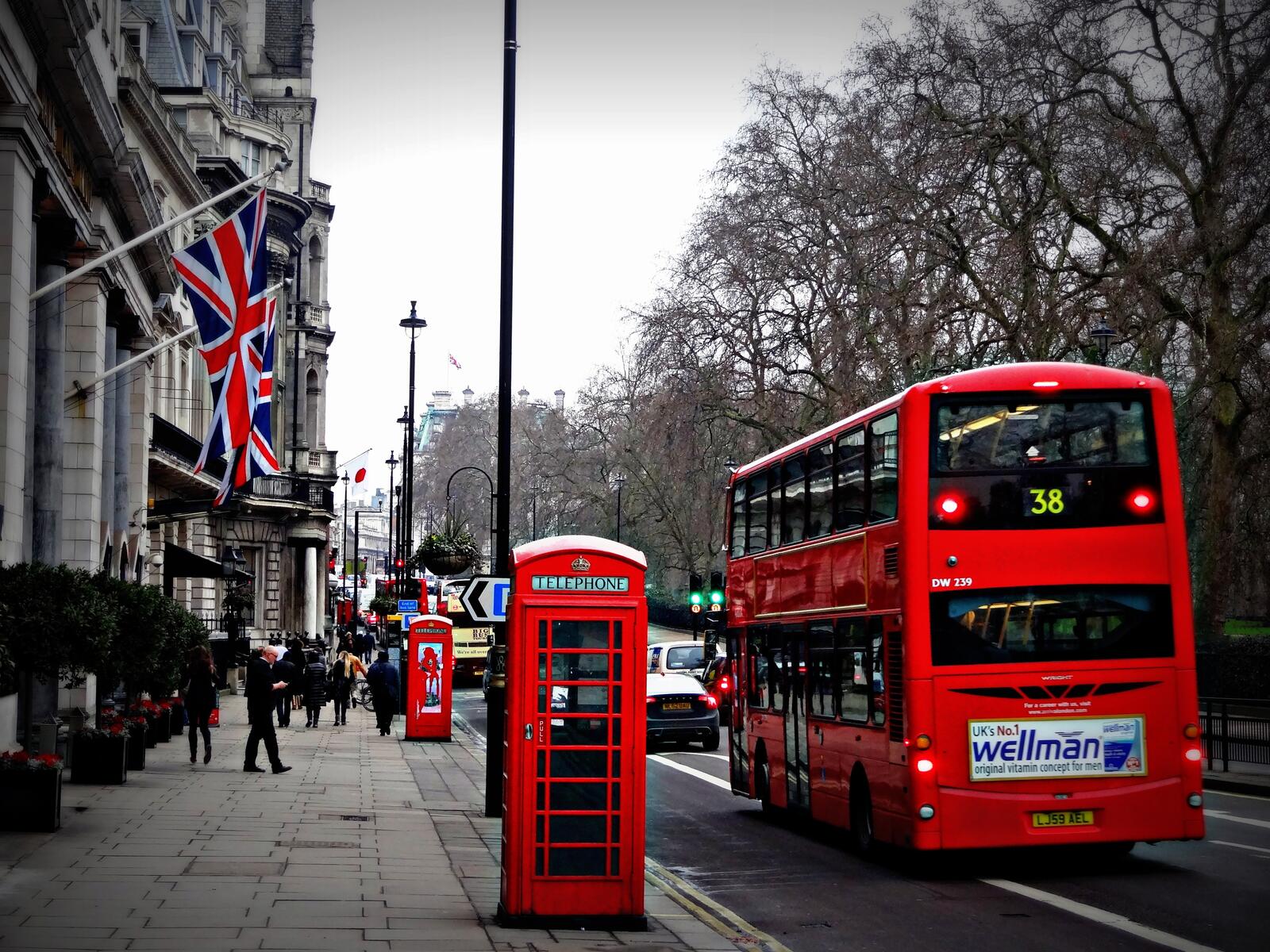 Бесплатное фото Улица в Великобритании с двухэтажном автобусе