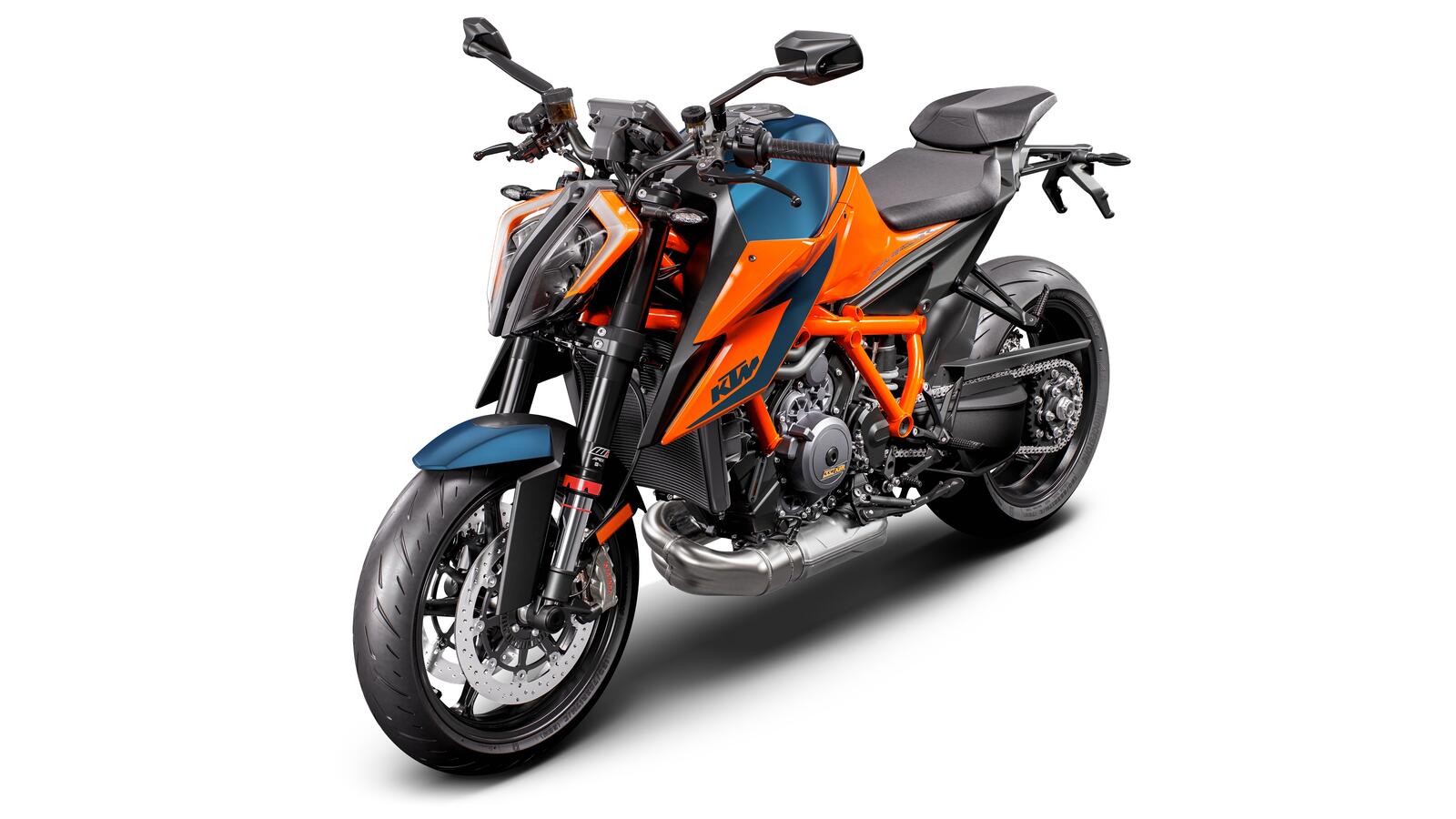 Бесплатное фото Оранжевый мотоцикл ktm 1290 super duke r на белом фоне