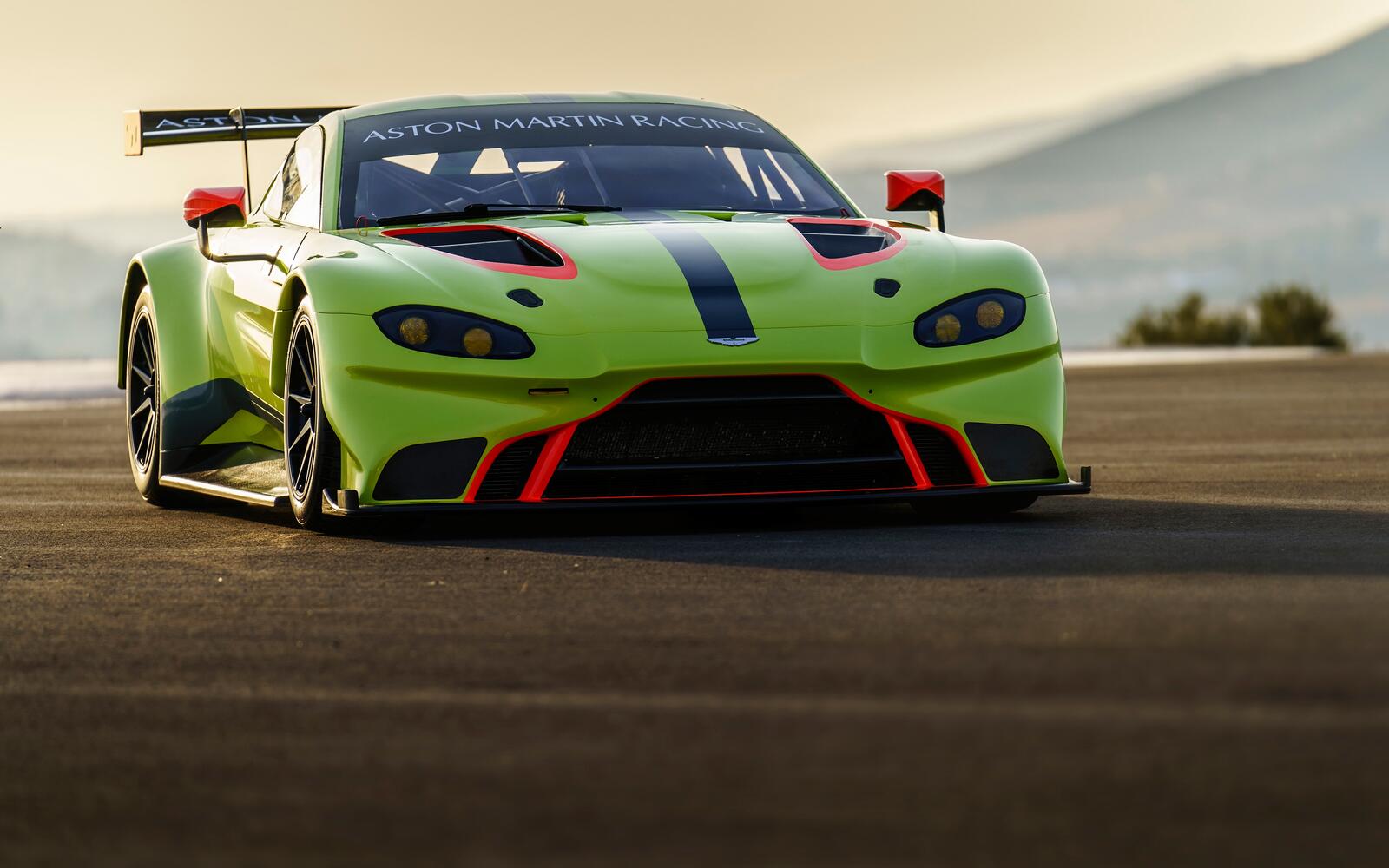 Обои машины Aston Martin Vantage GTE зеленый на рабочий стол
