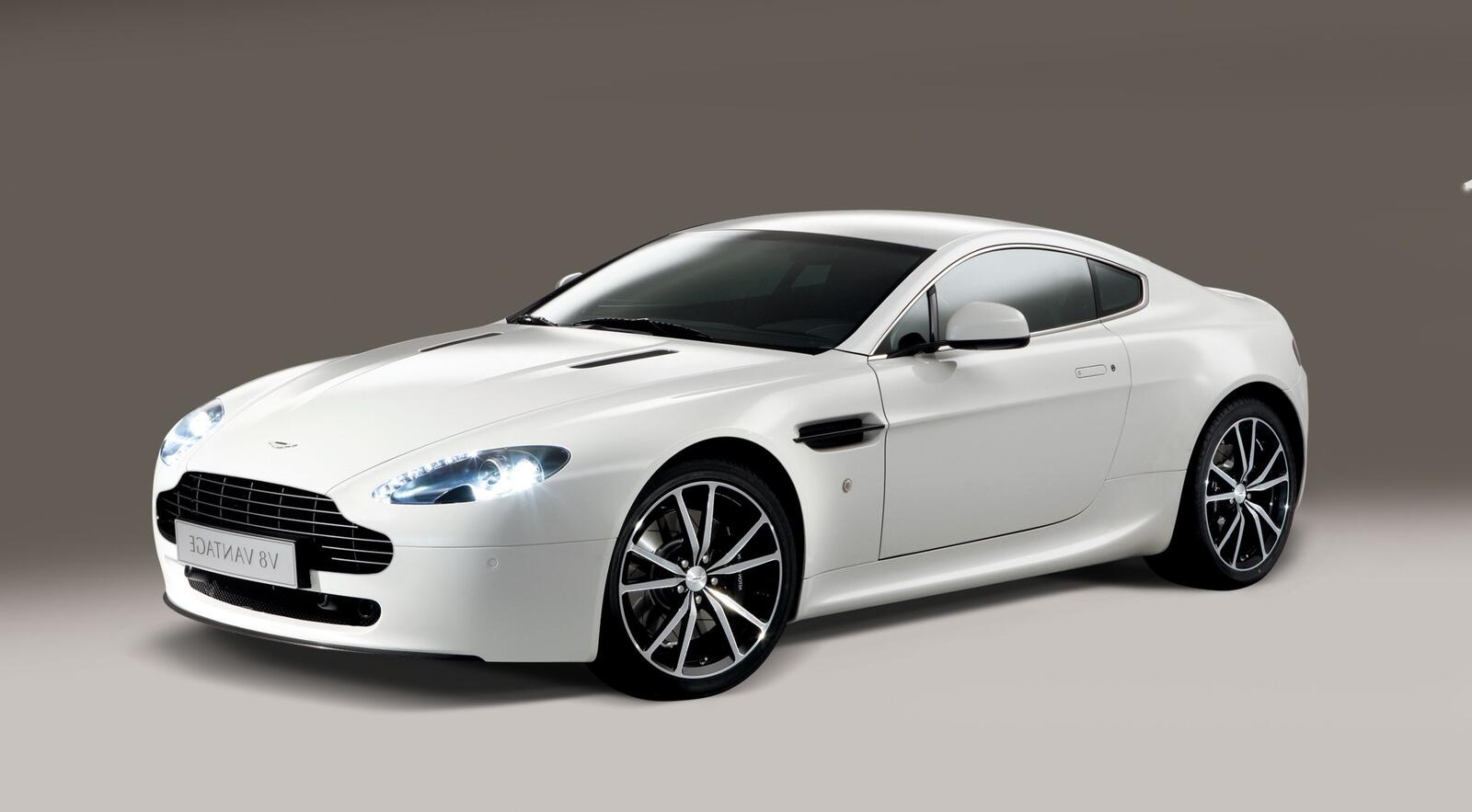 Обои купе Aston Martin белая машина на рабочий стол
