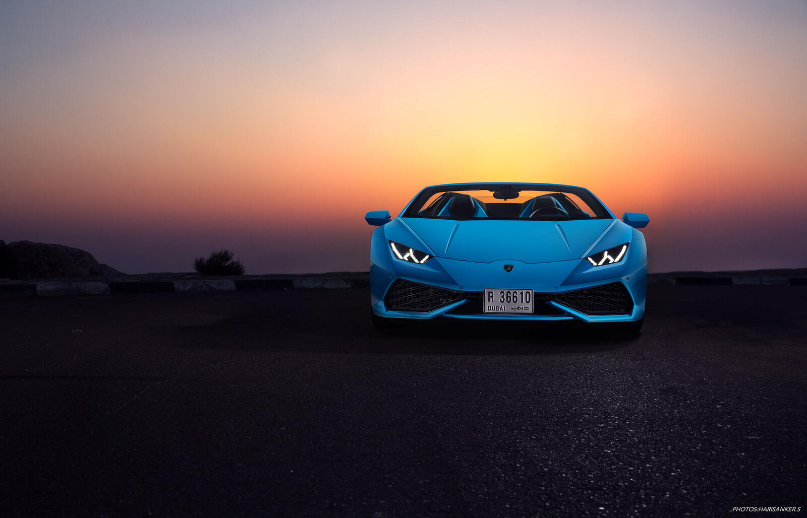 Free photo Lamborghini Huracan at sunset