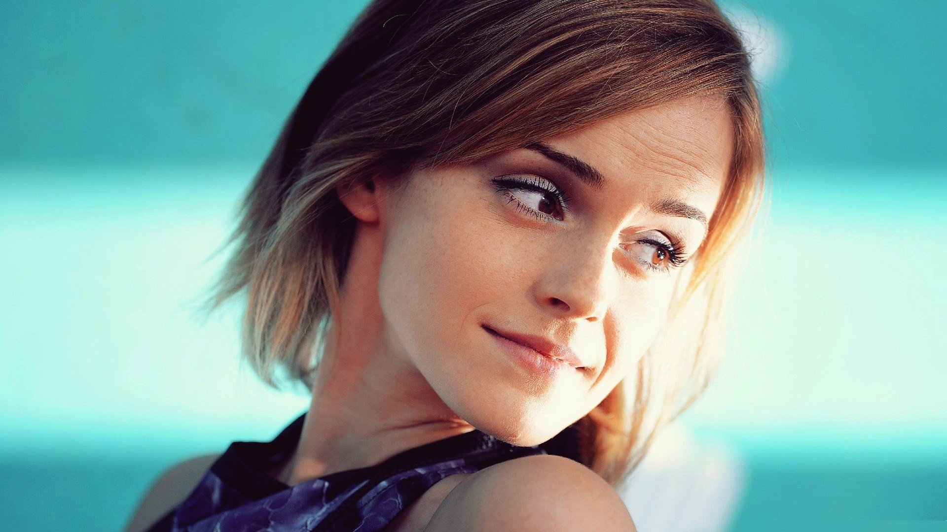 Wallpapers Emma Watson young turned around on the desktop