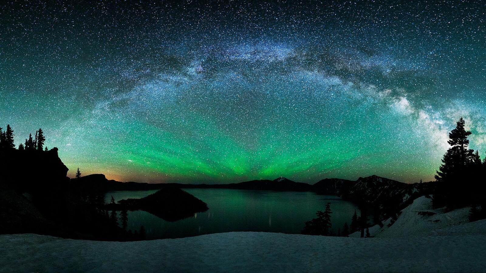 Free photo Beautiful northern lights with the milky way.