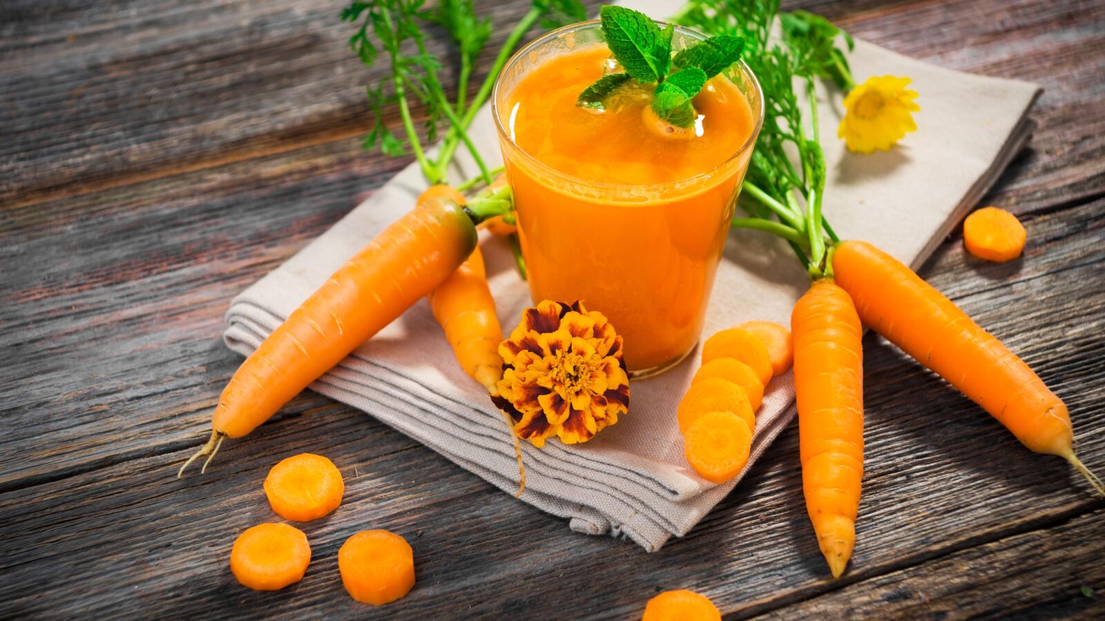 Free photo Freshly squeezed carrot juice