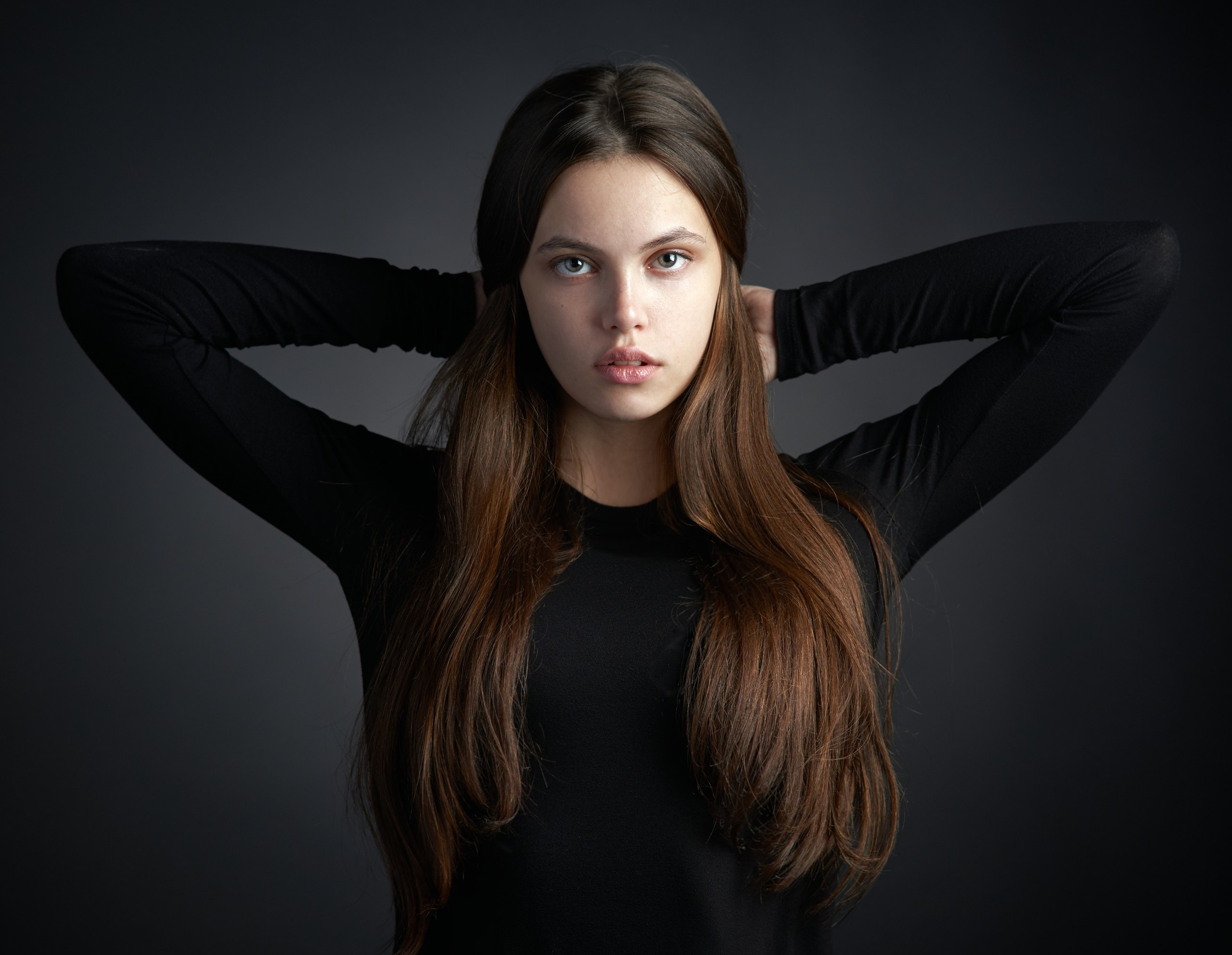 Brown-haired in black · free photo