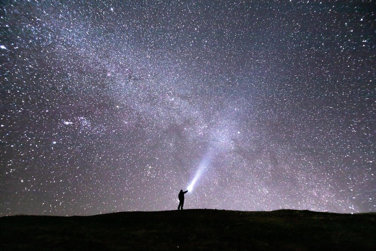 Wallpapers starry night a lonely man walking on the desktop