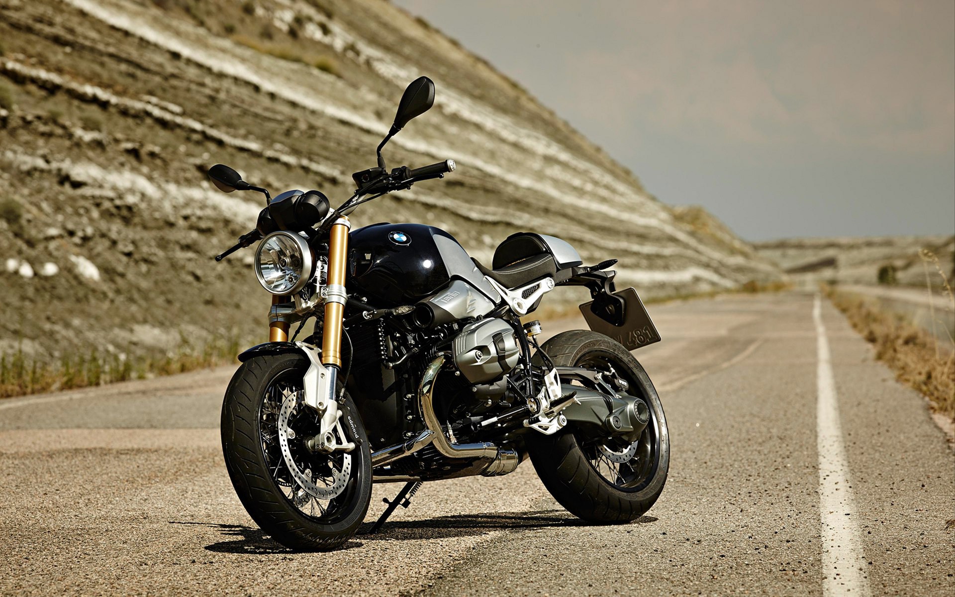 Wallpapers BMW motorcycles stands still on the desktop