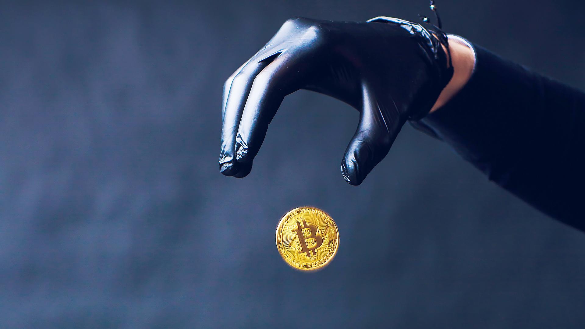 Обои Bitcoin рука монета на рабочий стол