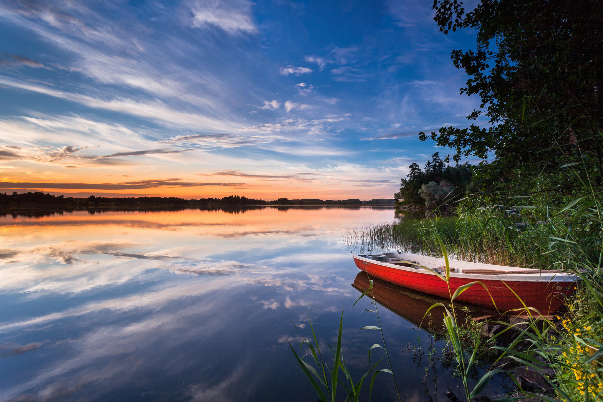 Обои озеро Финляндия лодка на рабочий стол
