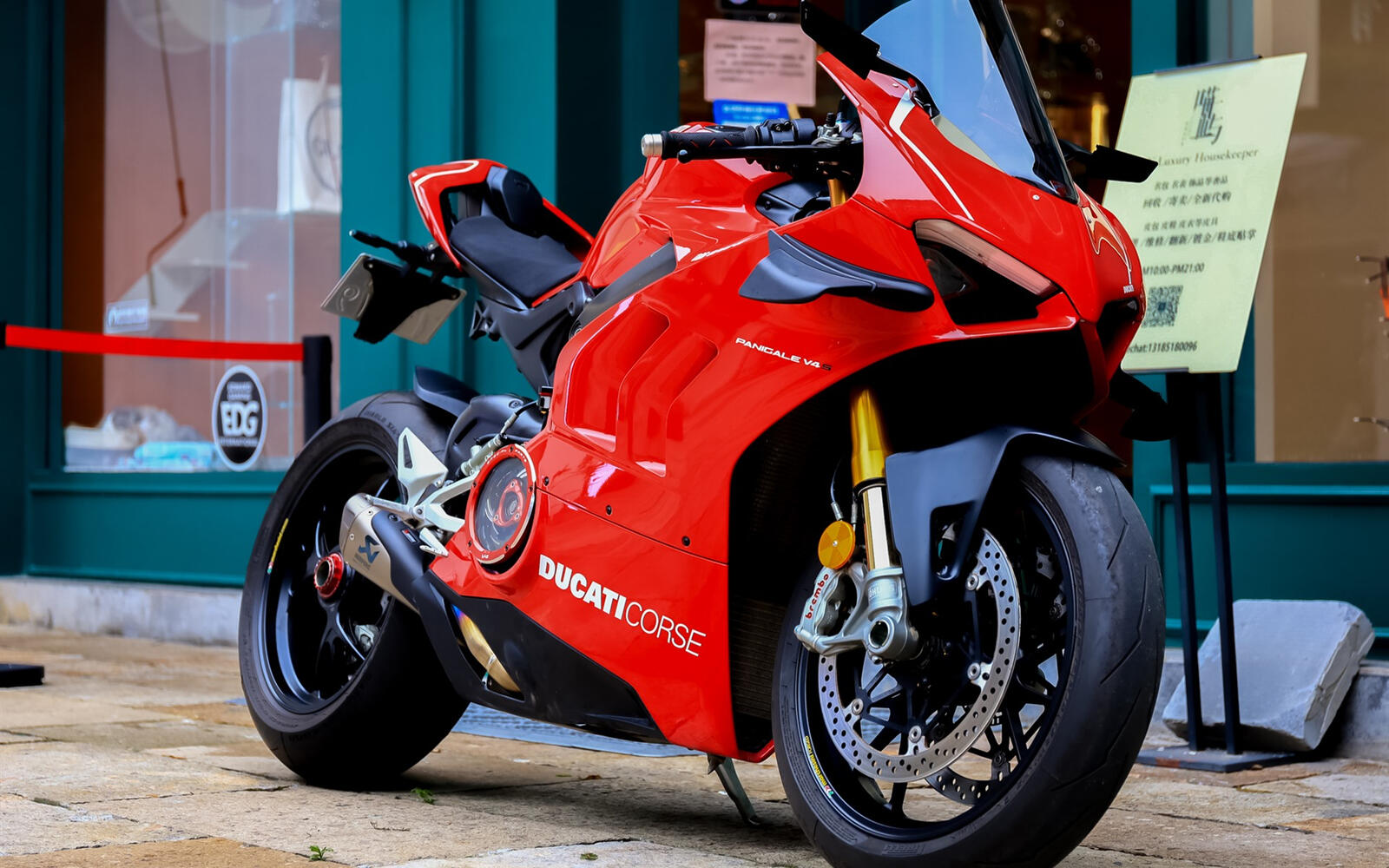 Бесплатное фото Красный спортивный мотоцикл ducati
