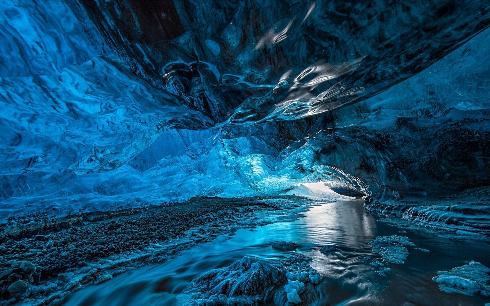 Free photo A cave of ice