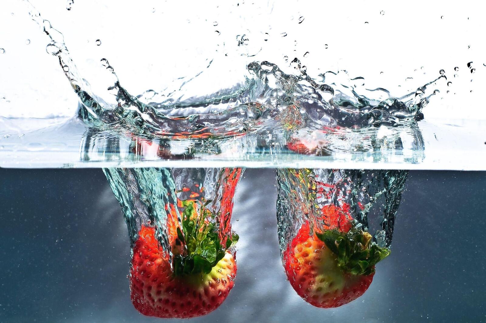 Free photo Strawberries fell in the water