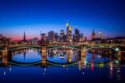 Вечерний мост через реку в Германии