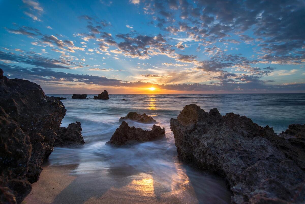 岩石海滩上的海上日落