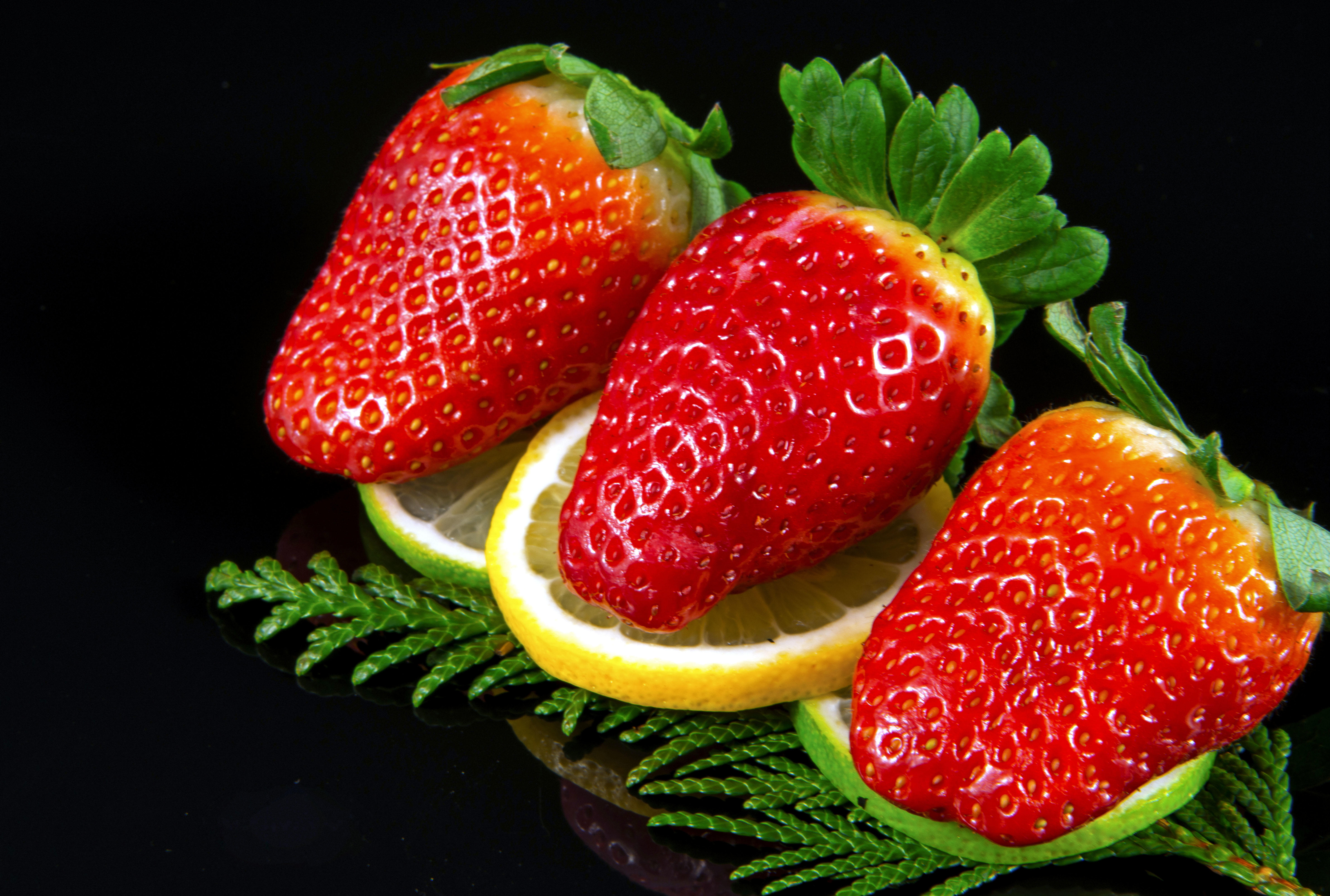Фото бесплатно клубника, черный фон, ягоды