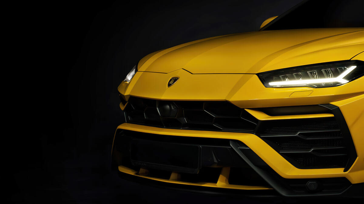 Передняя часть Lamborghini Urus желтого цвета
