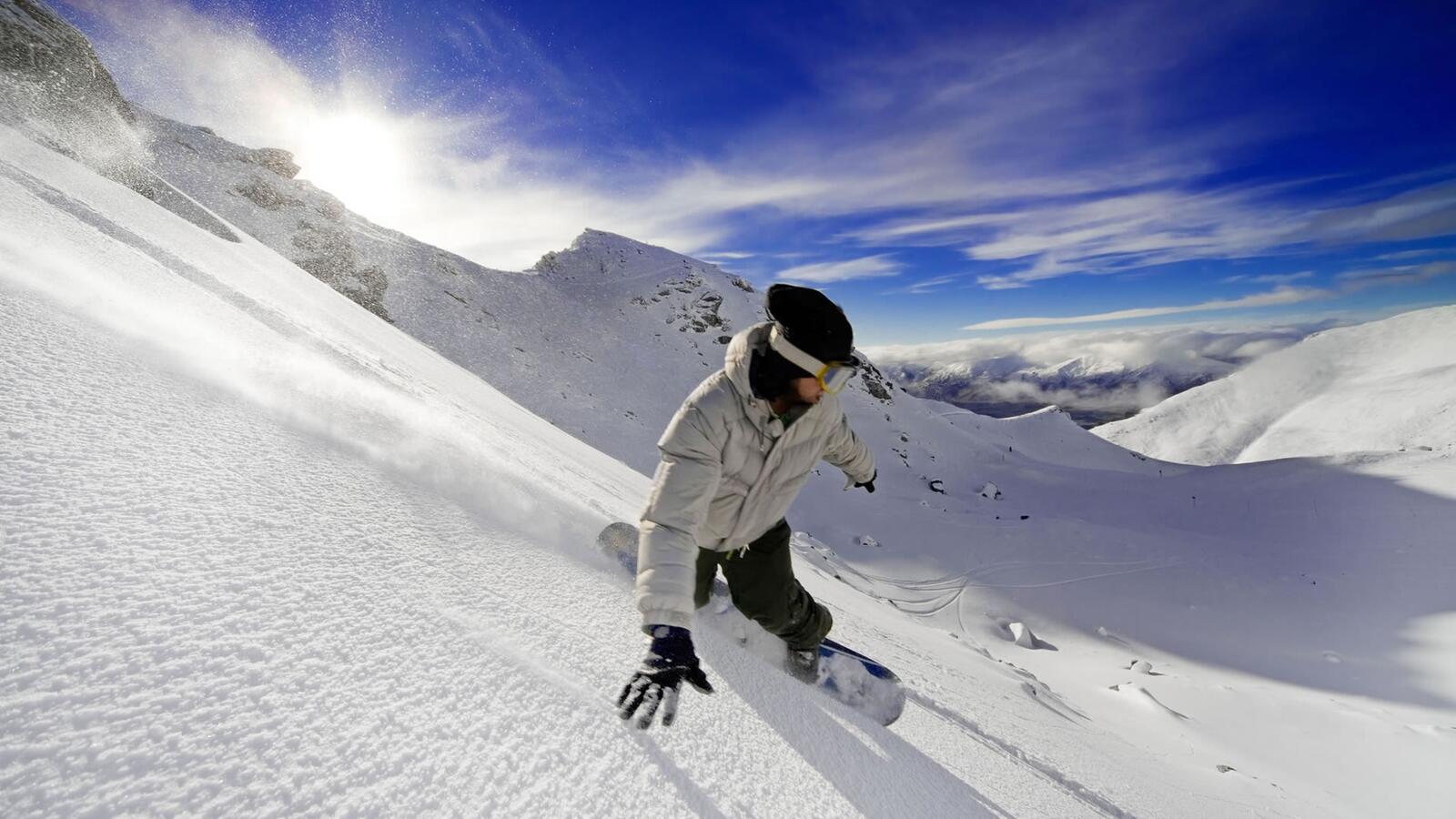 Бесплатное фото Покатушки на сноуборде в горах