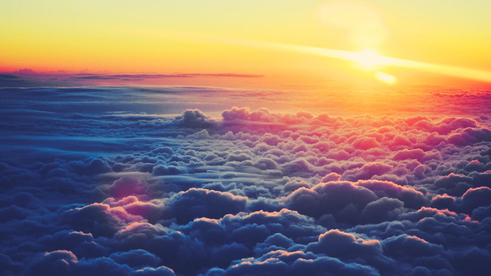 Бесплатное фото Закат над облаками
