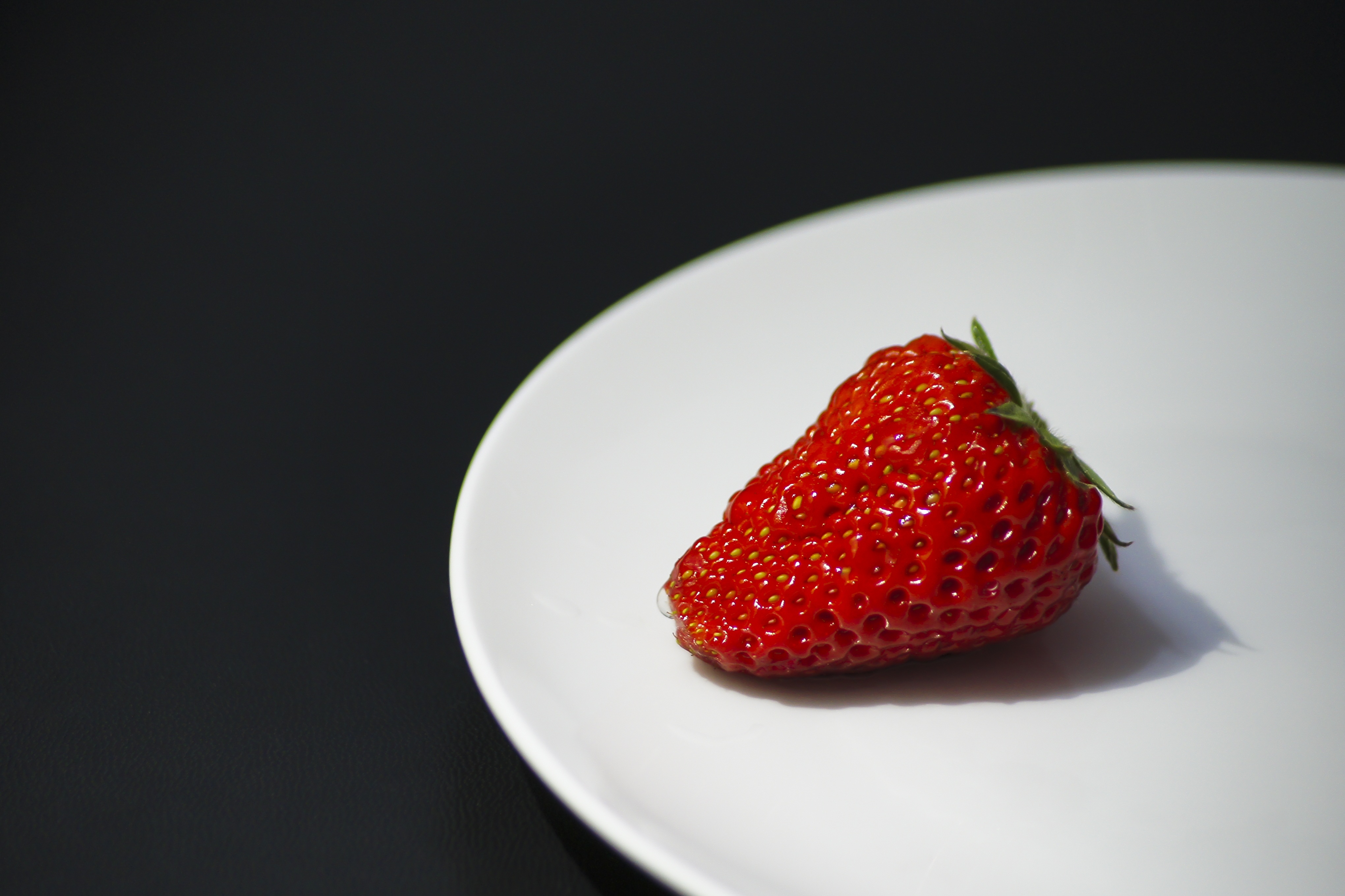 Wallpapers strawberry plate fruits on the desktop