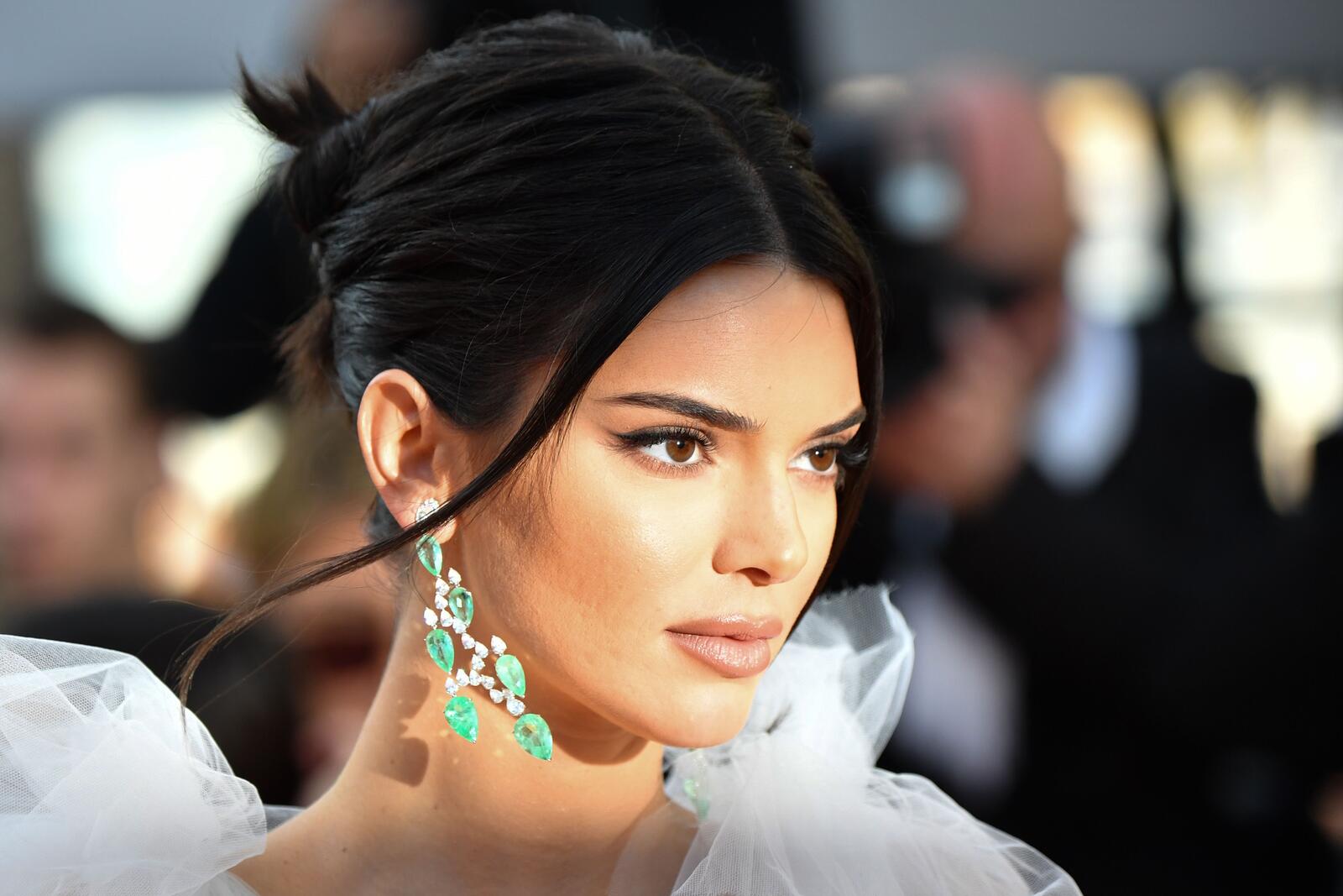 Wallpapers Kendall Jenner big earrings celebrities on the desktop
