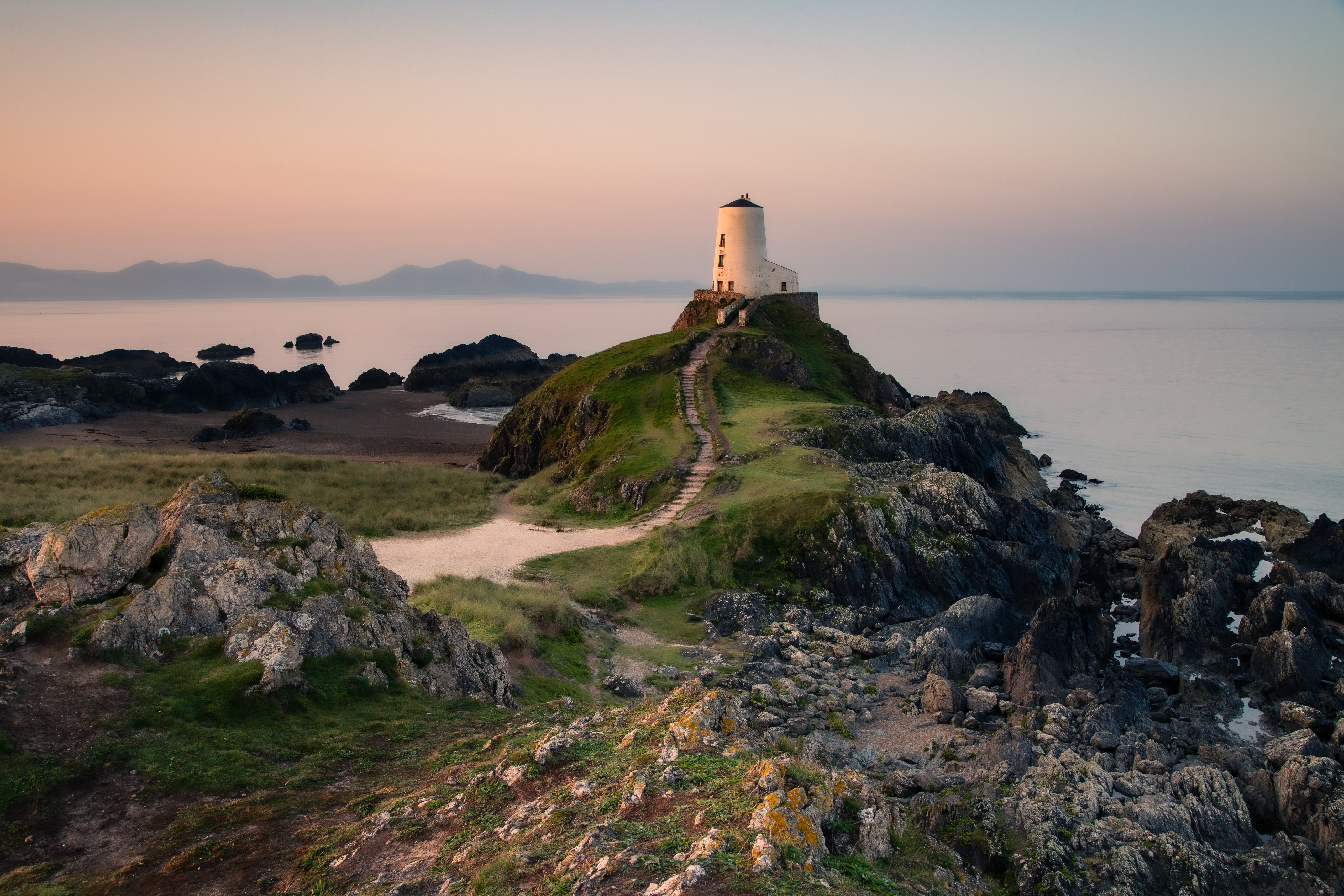 Береговой маяк. Маяк Корнуолл. Маяк Великобритании Anglesey. Маяк Тридрангар Исландия. Маяк Whiteford point, Уэльс.