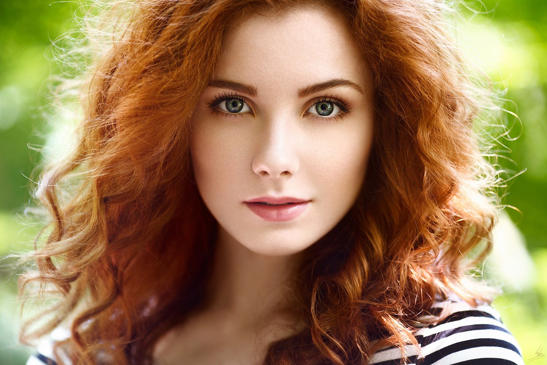 Free photo Portrait of a curly-haired redheaded girl