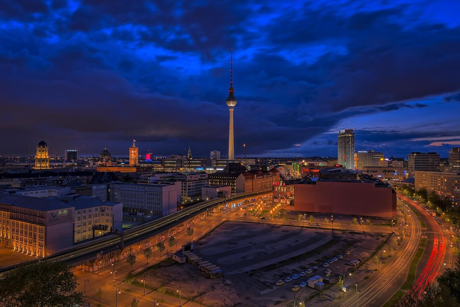 Обои архитектура Берлин темнеет на рабочий стол
