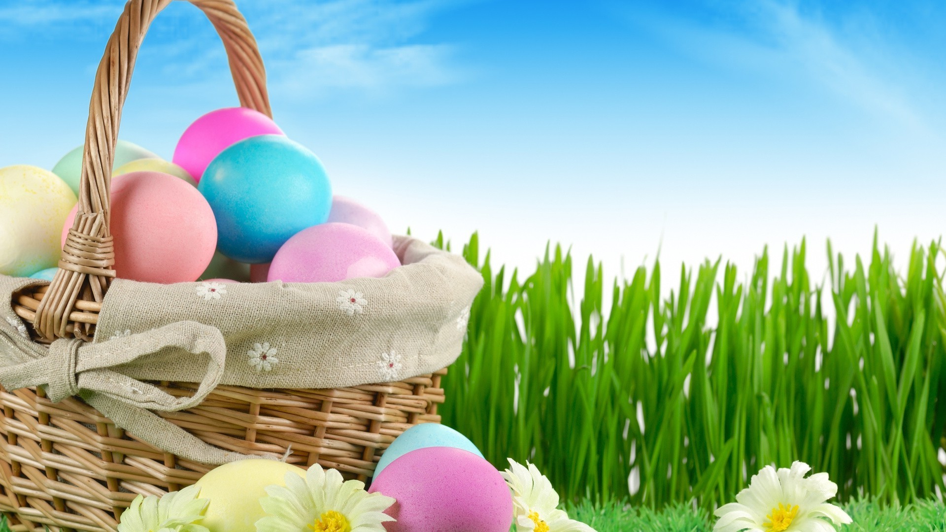 Фото бесплатно цветные яйца, корзина с яйцами, пасха