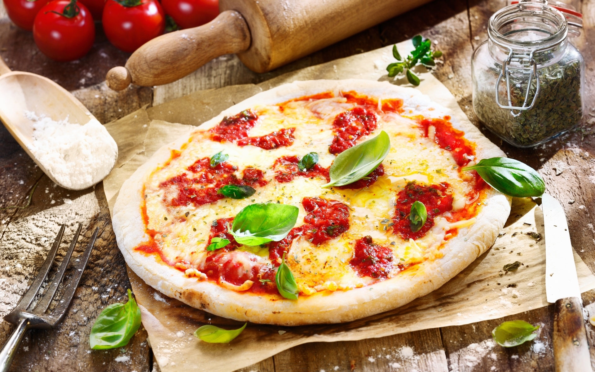 Бесплатное фото Пицца с сыром и томатным соусом