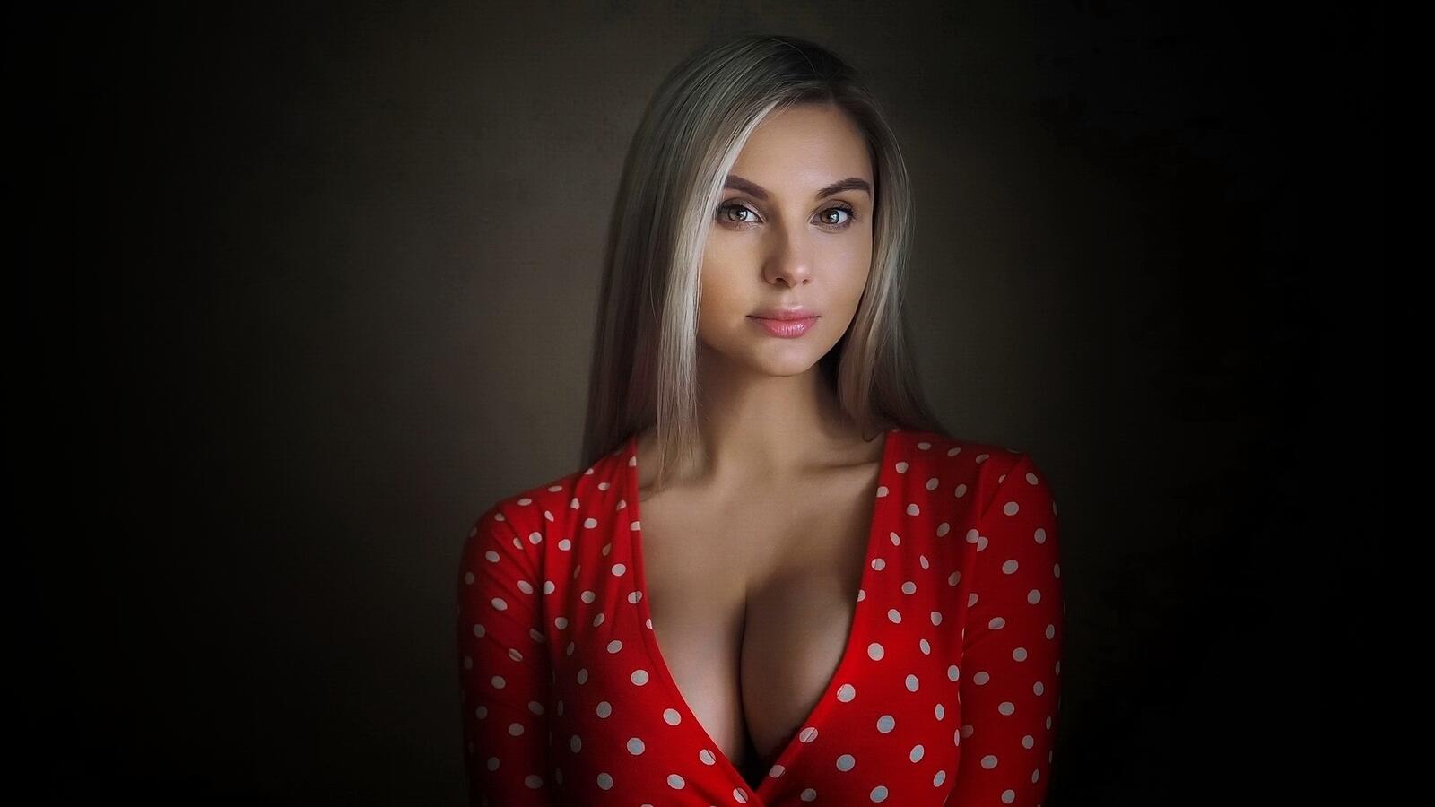 Free photo Portrait of a blonde girl
