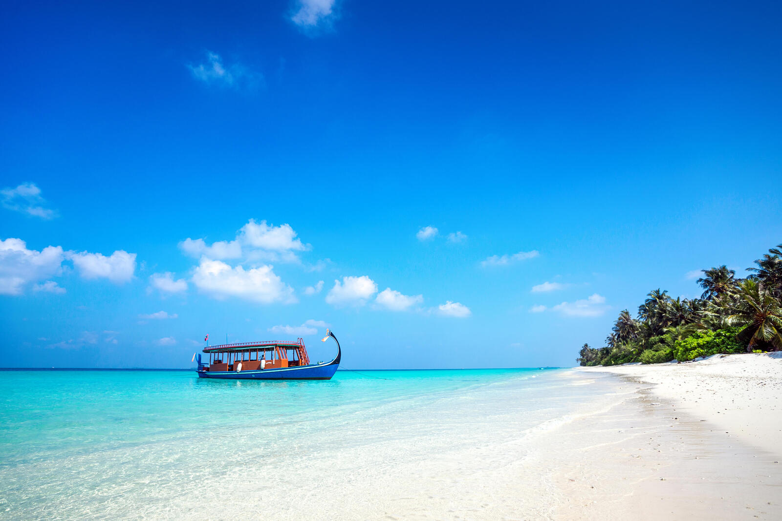 Обои Мальдивские о-ва лодки пляж на рабочий стол